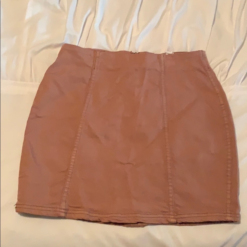 Form fitting dusty rose skirt.